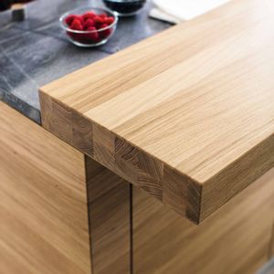 Cucina linee in rovere con elemento bar.
