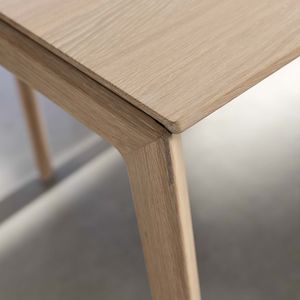 Design Ausziehtisch tak mit Holzfüßen mit minimalistischen Materialstärken