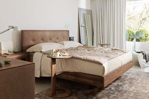 Letto in legno naturale float di TEAM 7 con tavolino loup