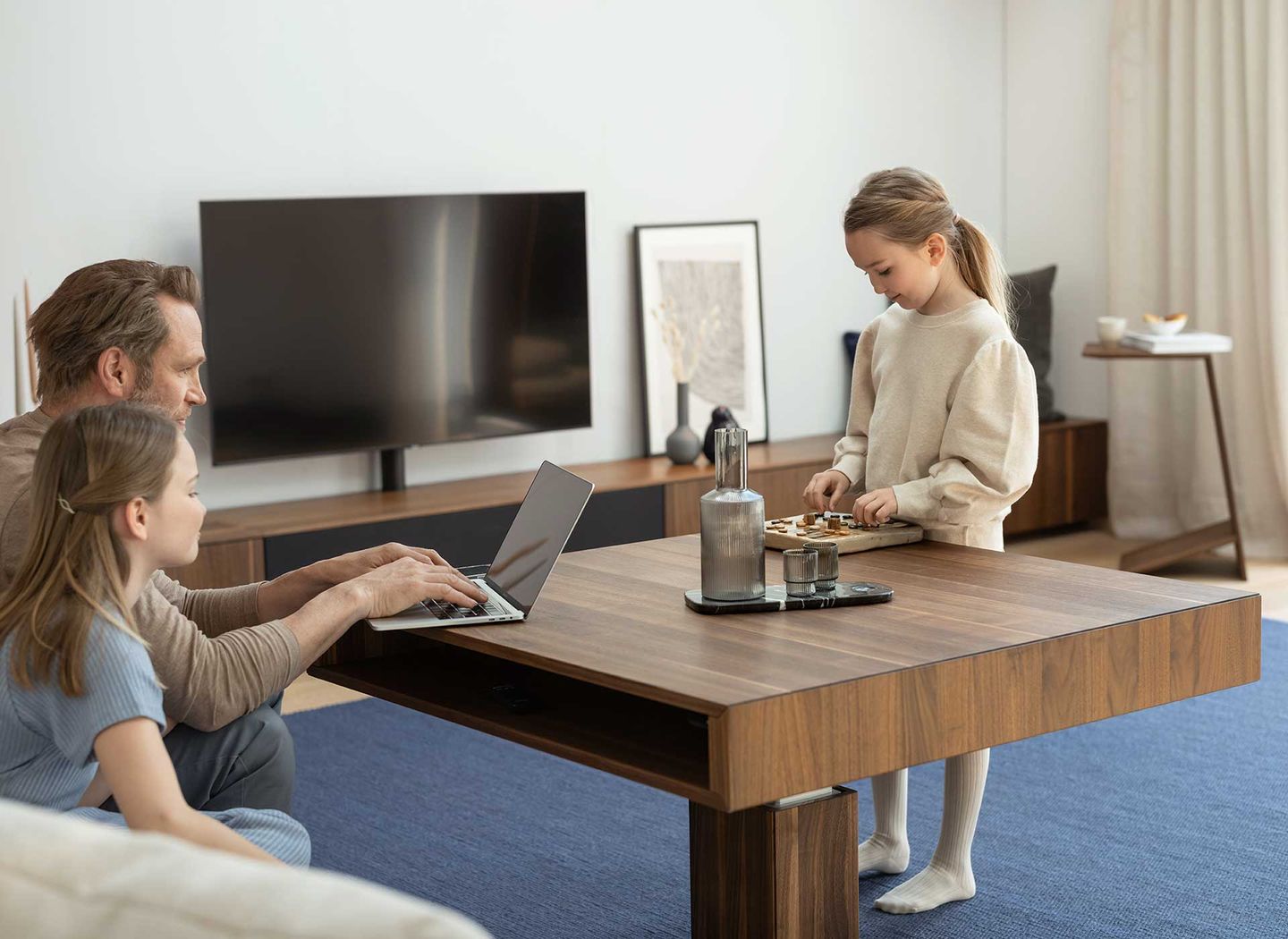 lift coffee table in walnut by TEAM 7