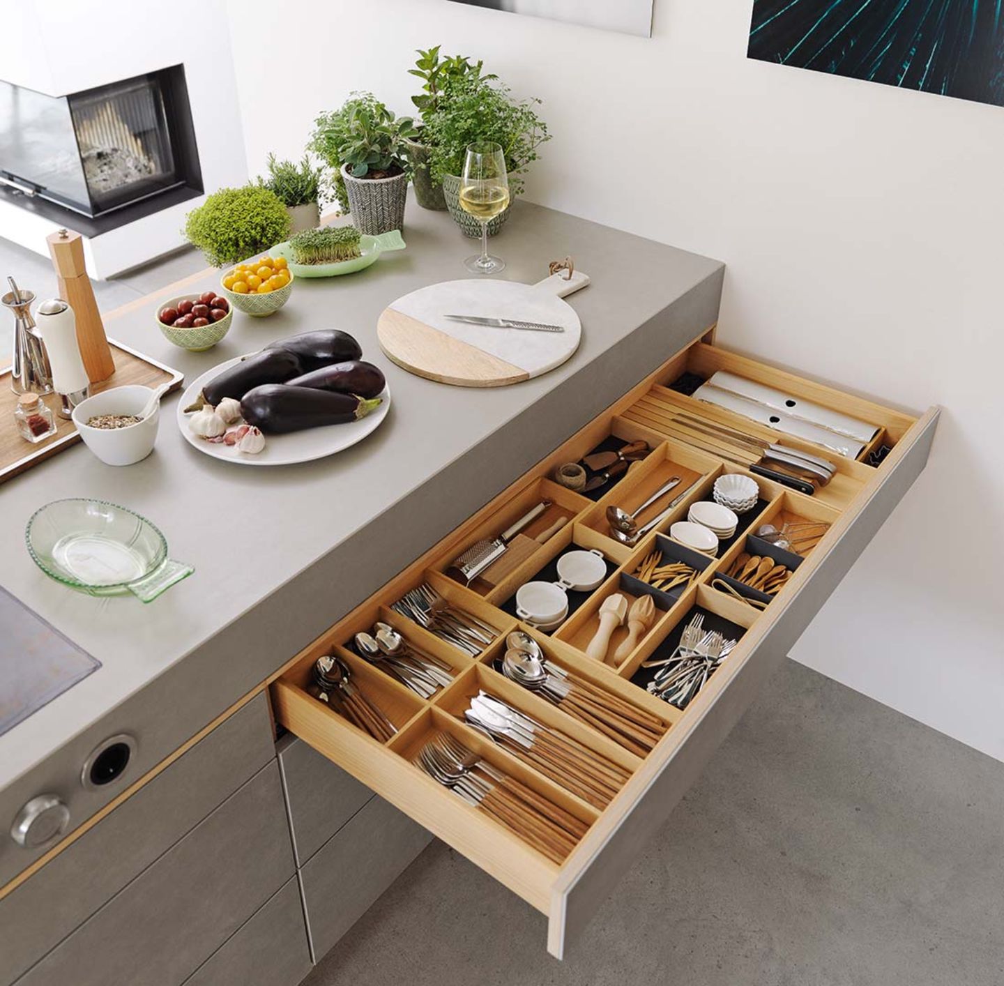 Cucina in legno naturale filigno con pratica suddivisione interna dei cassetti