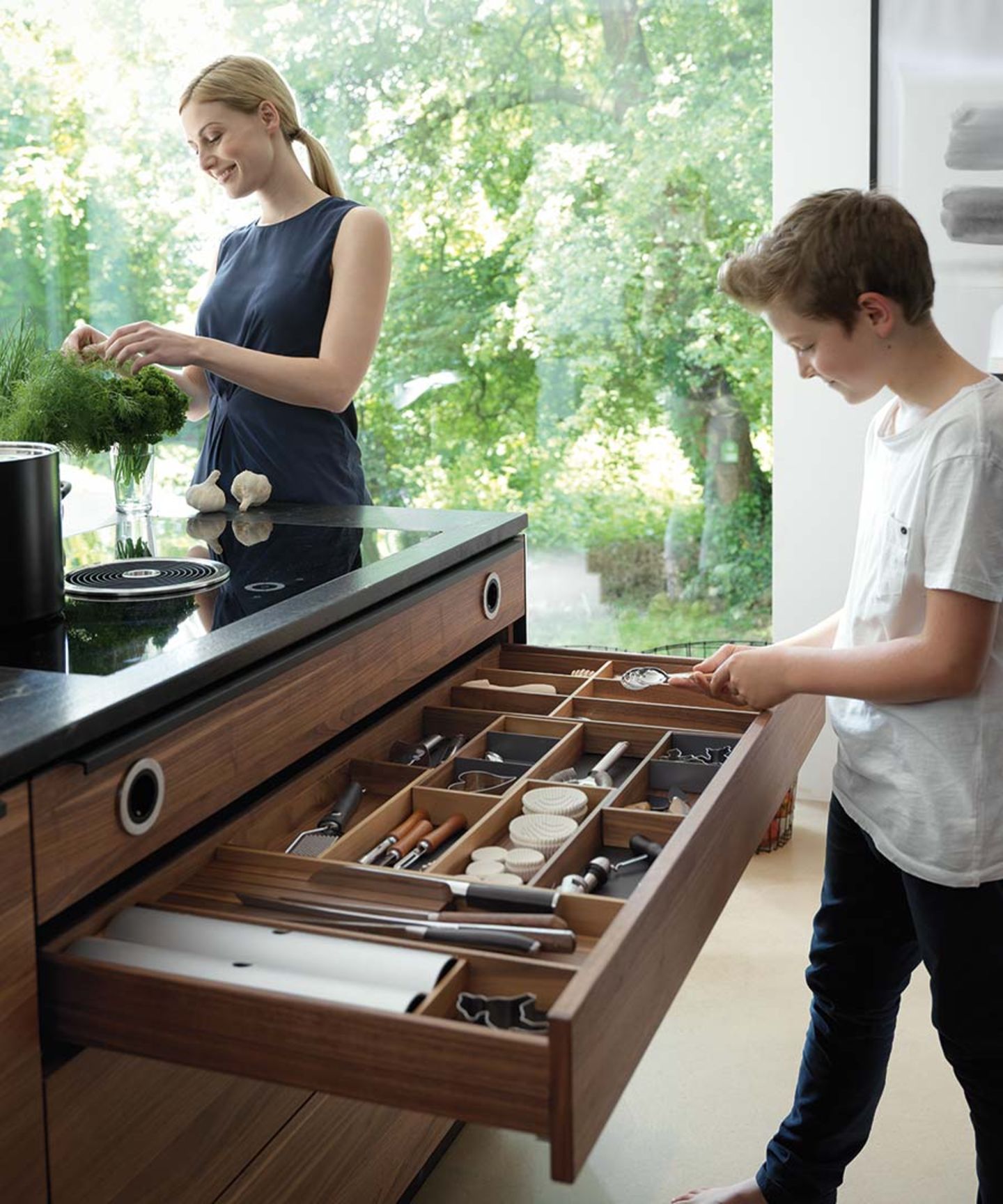 Cuisine en bois naturel black line avec séparations de tiroir pratiques