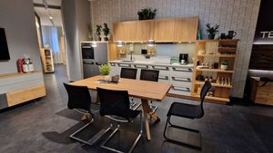 TEAM 7 yps dining group with echt.zeit kitchen in arctic white and natural oak oil in the TEAM 7 showroom in Dortmund