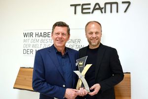Georg Emprechtinger et Hermann Pretzl brandissant le Corona en or