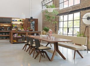 Banquette yps en bois naturel avec table yps et chaises aye