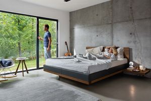 Bett riletto mit Lederbettseiten aus Naturholz