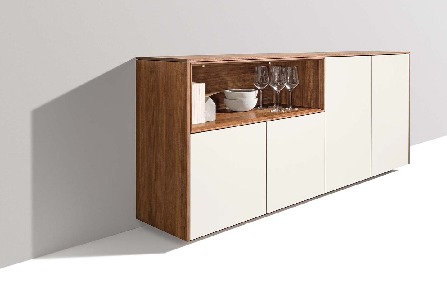 Credenza filigno in noce con gradevole configurazione arctic white