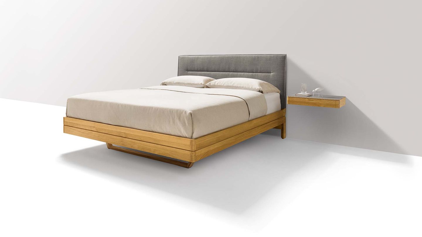 Letto float in legno di rovere con testiera in tessuto