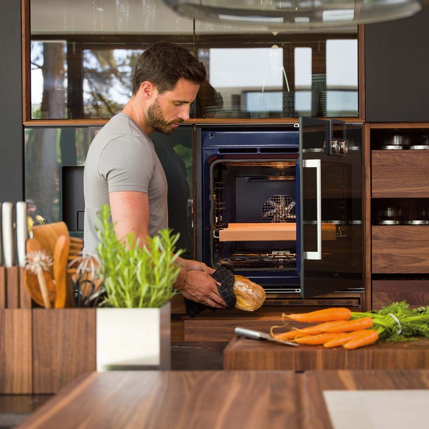 Cucina black line in legno massello in noce con piano estraibile