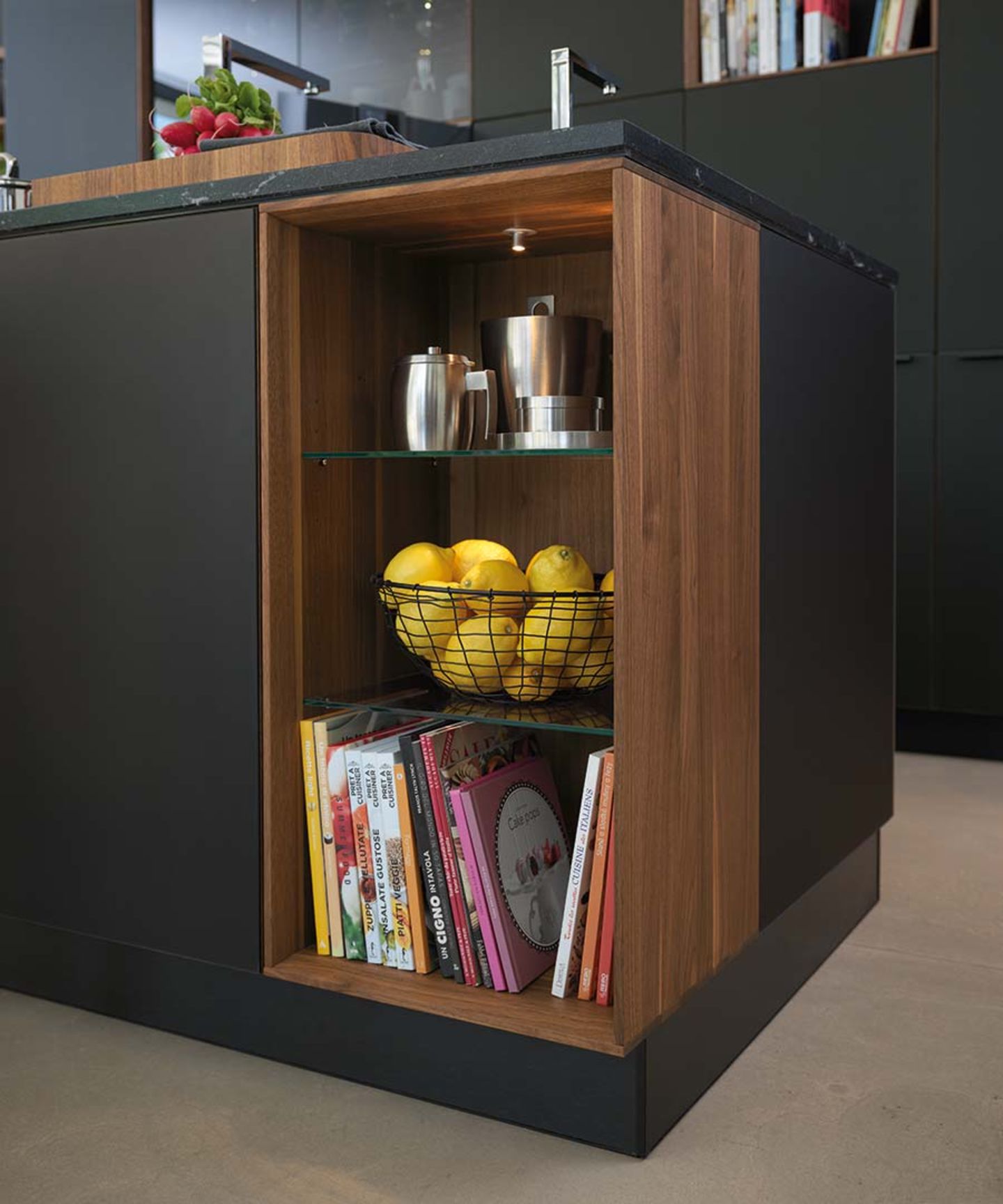 Cucina black line con elementi di design a giorno