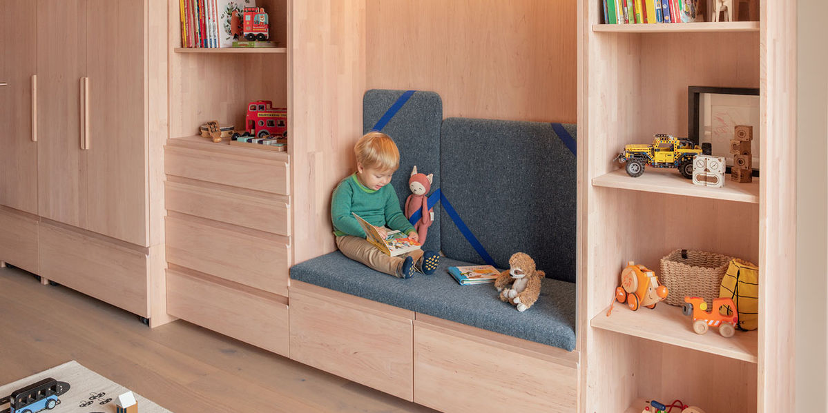kids Kleiderschrank mit Sitznische in Erle Weißöl bei TEAM 7 Volketswil