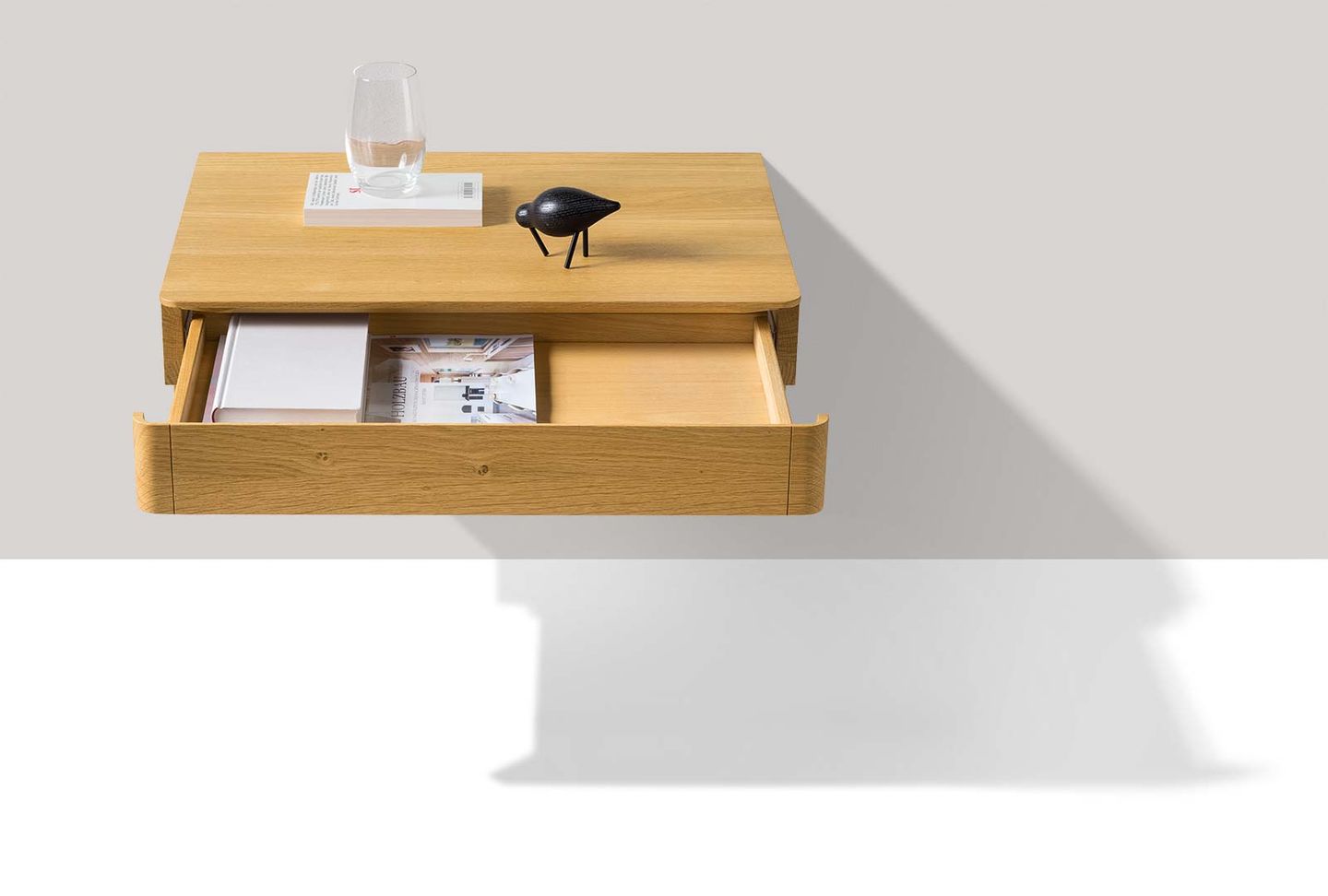 Comodini float in legno massello sospesi con cassetto aperto
