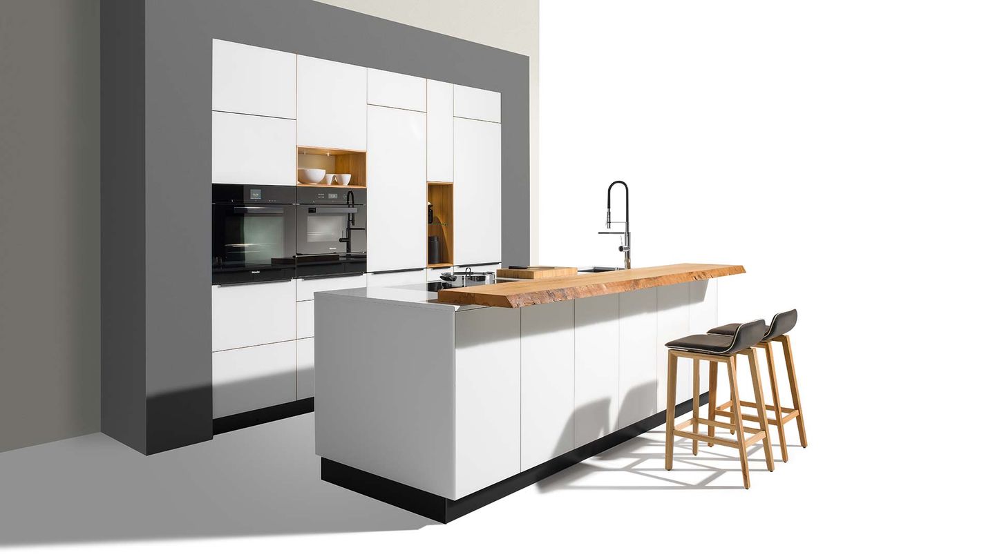 Designerküche linee mit Farbglasfronten in weiß