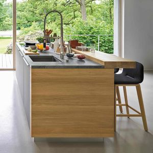 linee wood kitchen in oak with bar element.