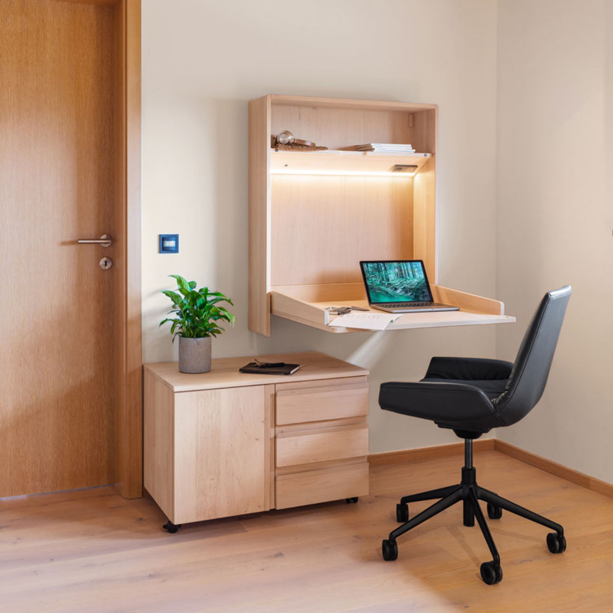 kids Wandmodul als Mini-Office mit Rollcontainer und Drehstuhl bei TEAM 7 Stuttgart