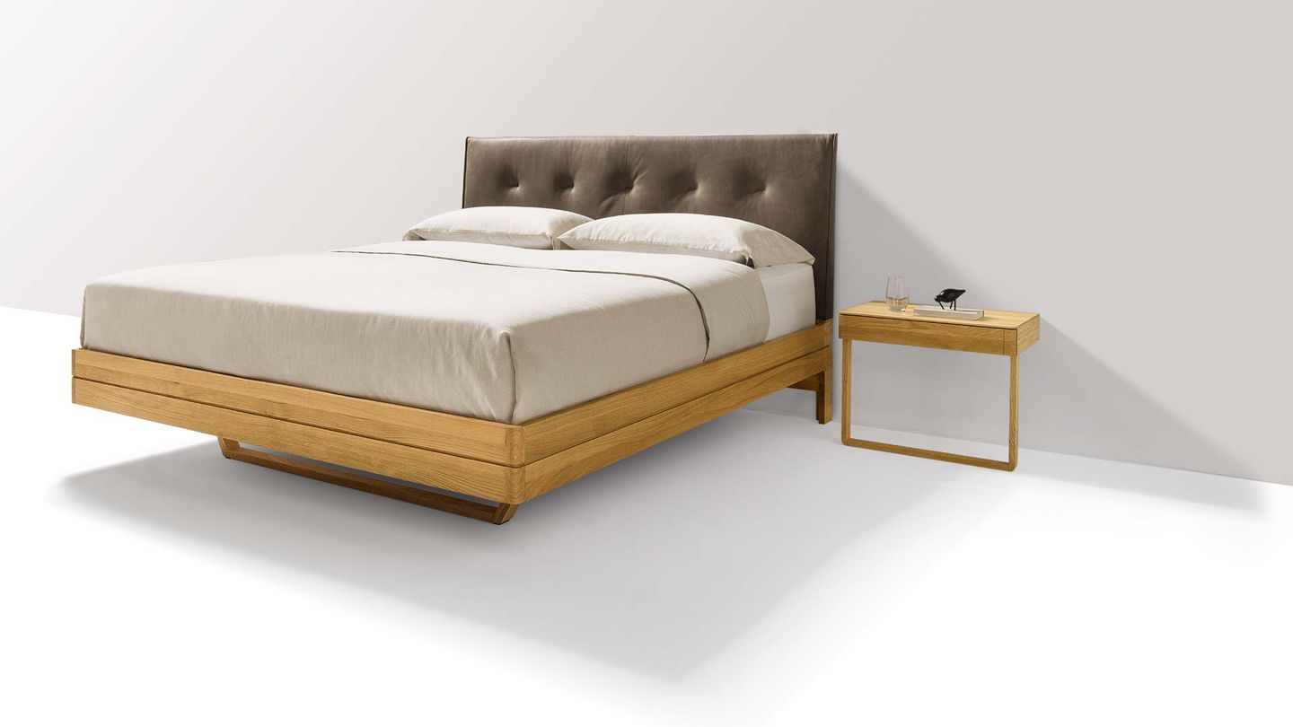 Designerbett aus Holz mit Kopfhaupt in Leder