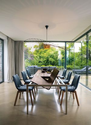 Table extensible tak en noyer avec chaises lui en cuir