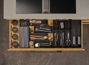 compartimentage intérieur avec range-couverts OrganiQ dans la cuisine echt.zeit TEAM 7 en chêne