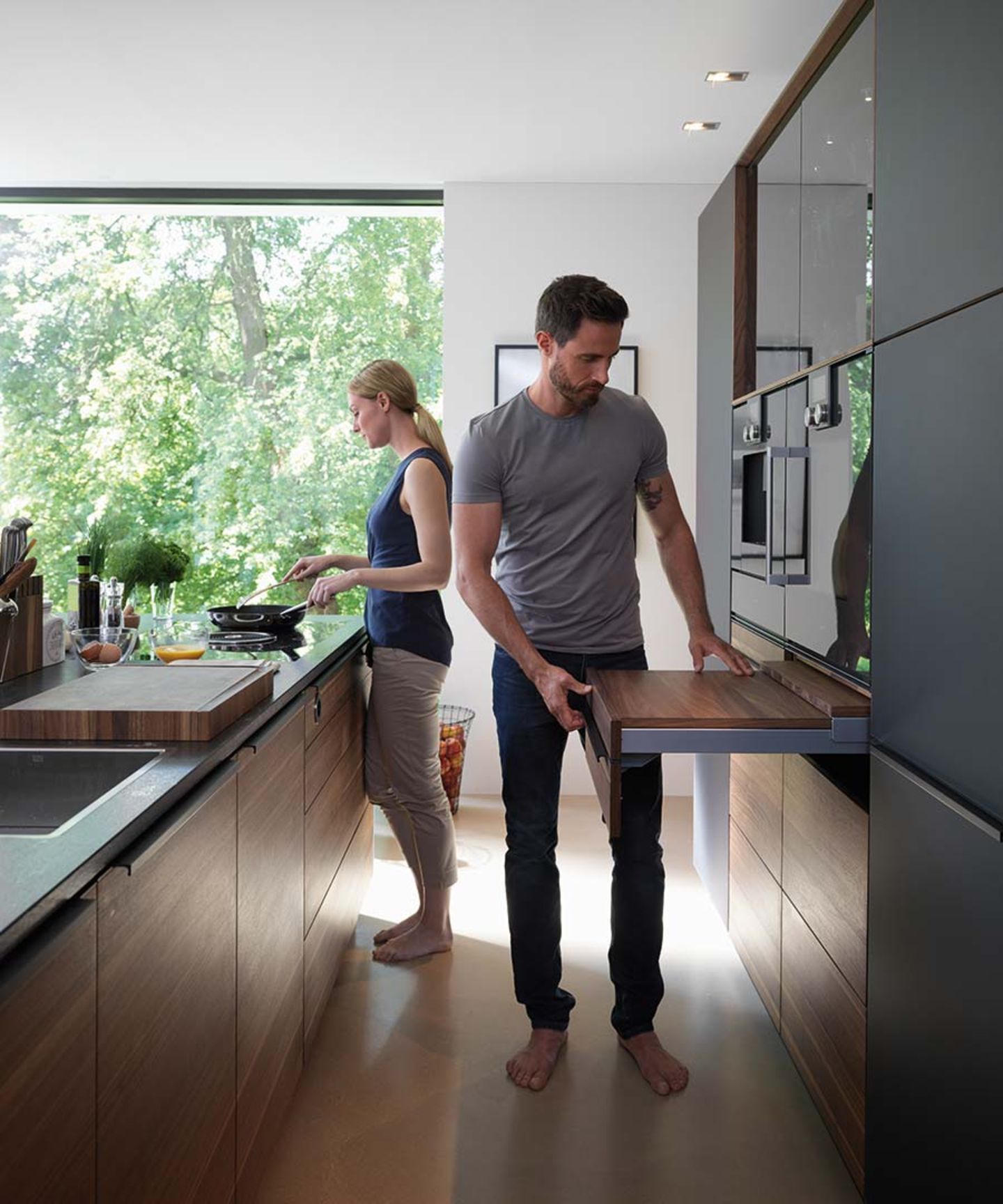 Cuisine en bois massif black line avec étagère coulissante