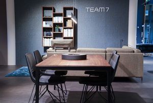 tak Tisch in Nussbaum mit lui Stühlen bei TEAM 7 Berlin.