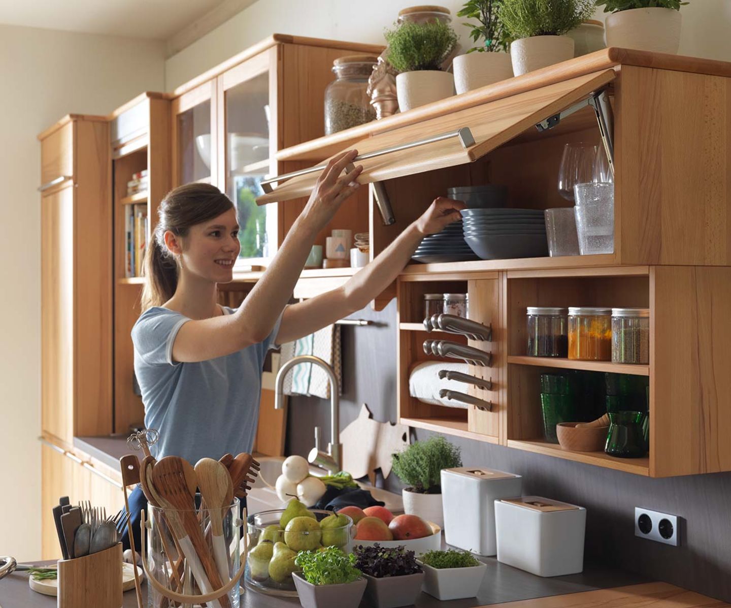 Cuisine en bois massif rondo avec armoire suspendue et porte-hayon