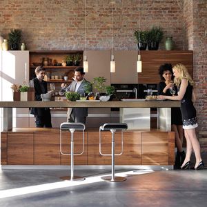 height-adjustable k7 kitchen island by TEAM 7 as a counter.