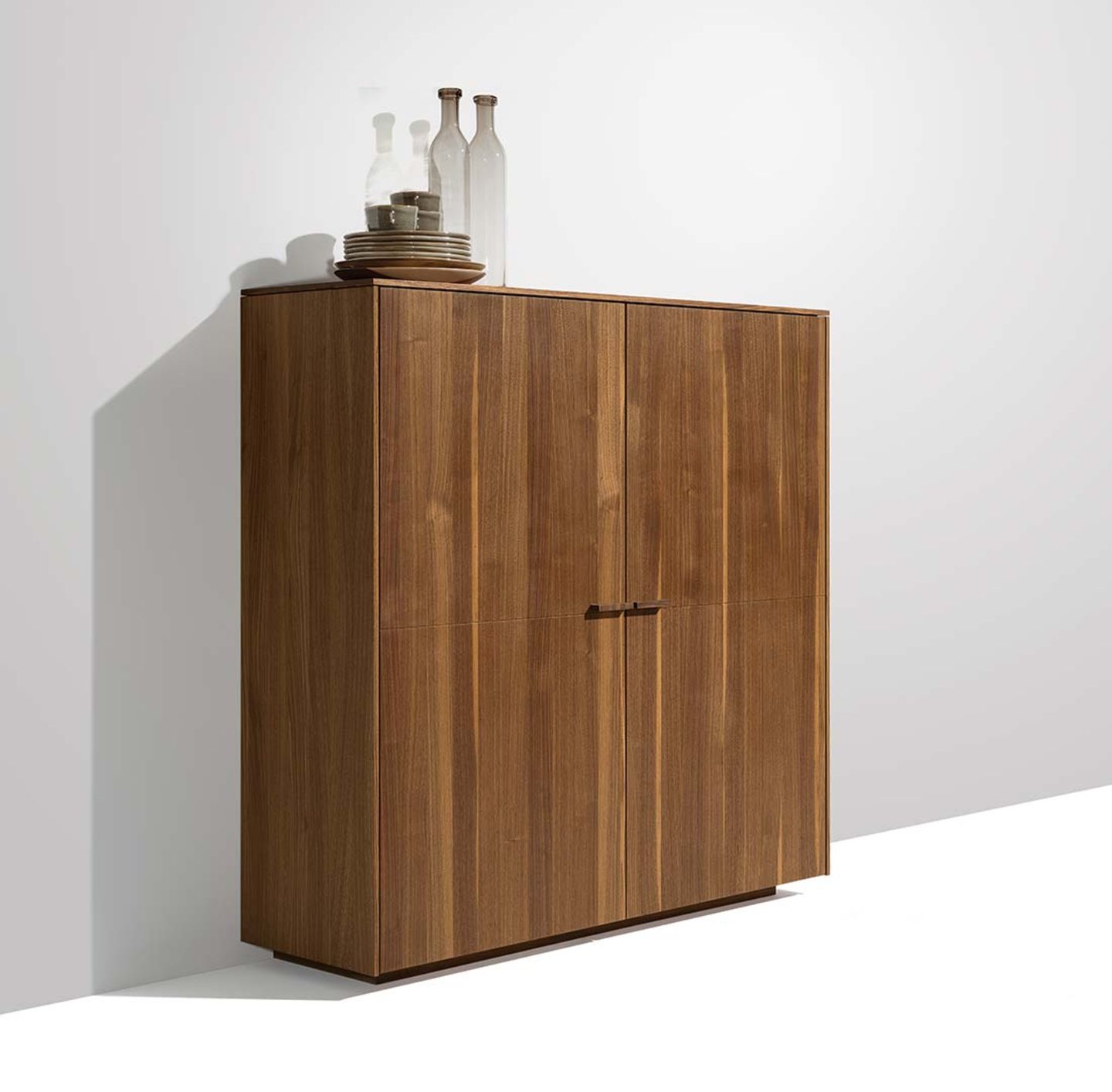 Highboard filigno con impugnature in legno di noce