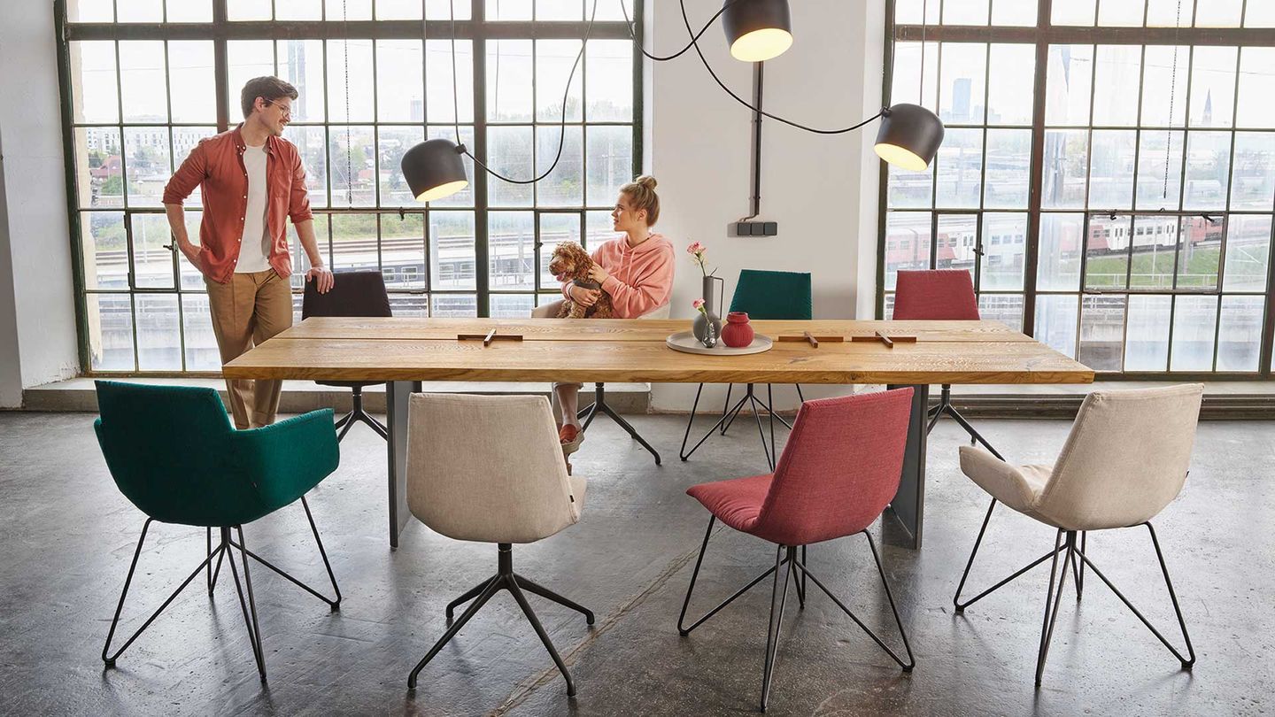 table echt.zeit TEAM 7 en chêne avec chaises lui, lui plus et grand lui