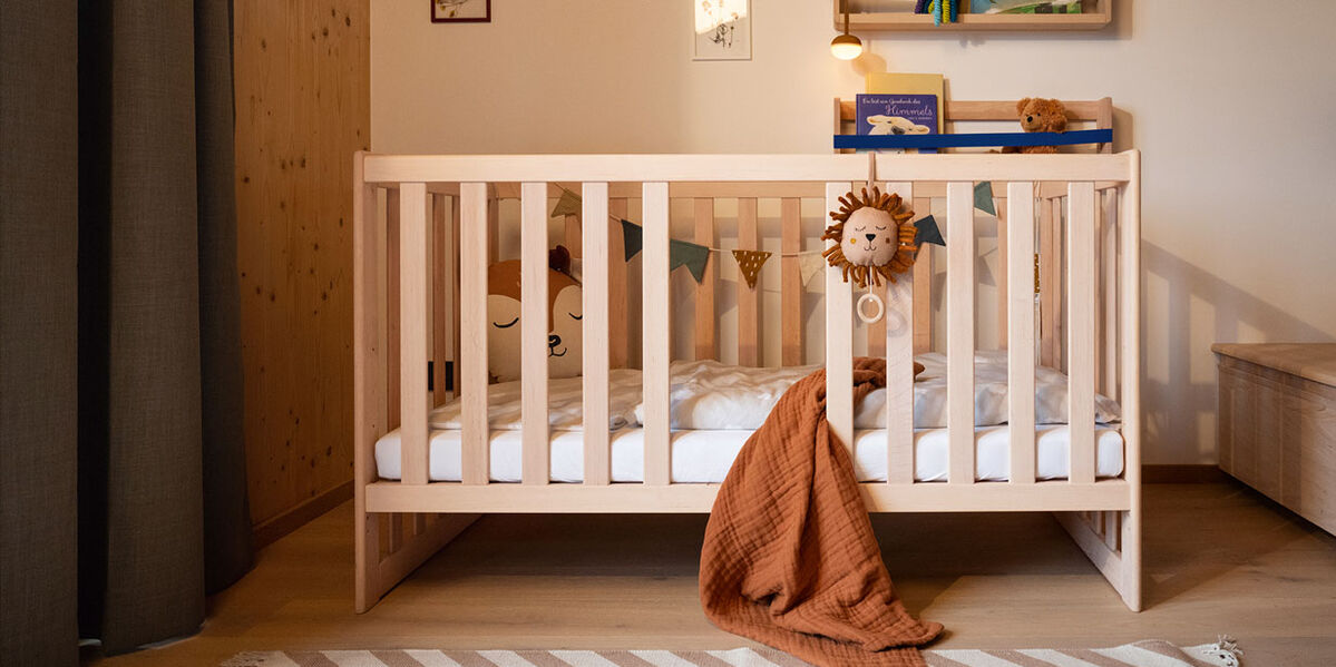 kids Gitterbett mit Matratze in Erle Weißöl bei TEAM 7 Düsseldorf