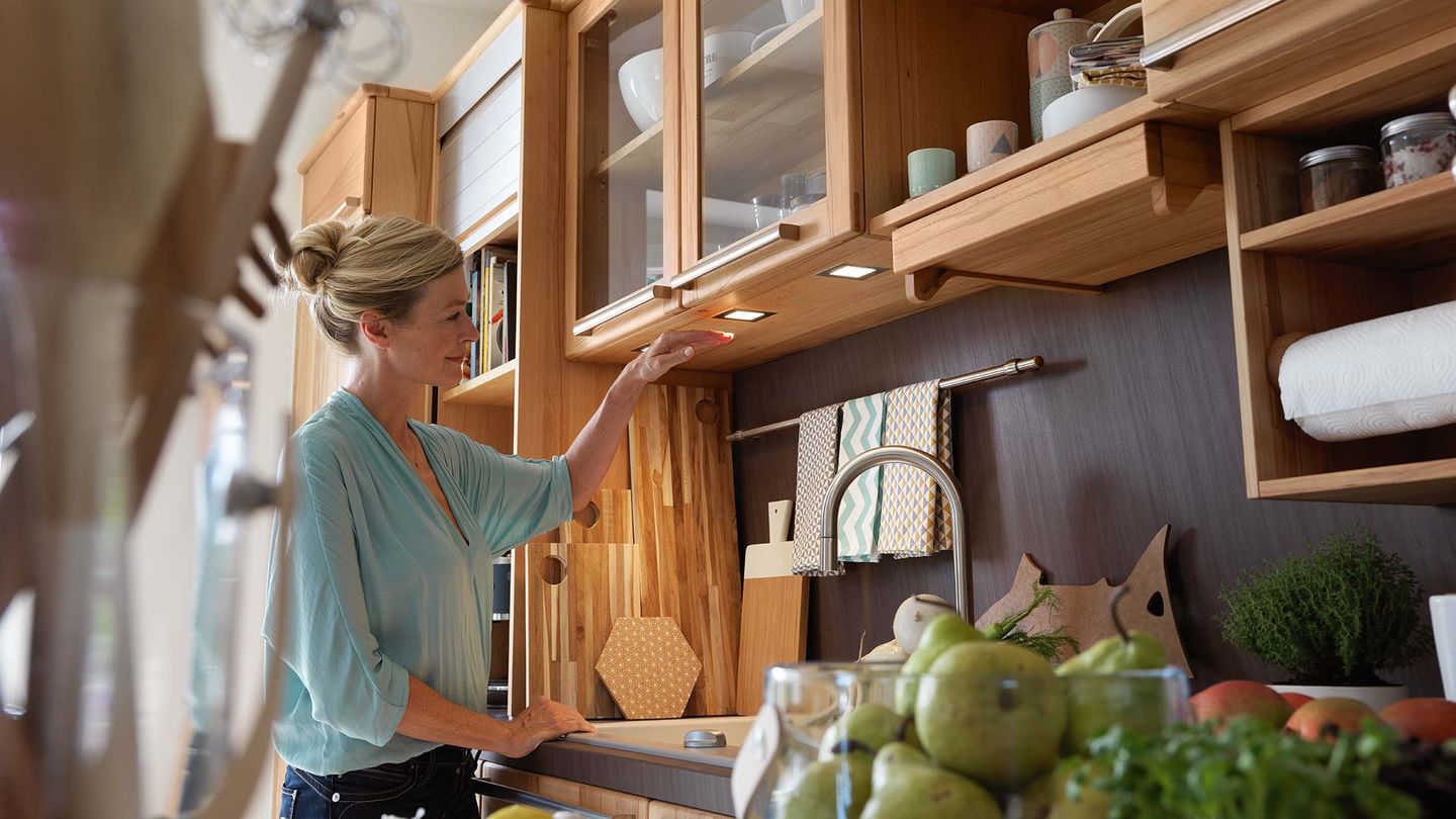 Cucina rondo in legno massello con mensole