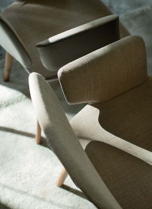 Chaise rembourrée aye avec revêtement en tissu et en cuir