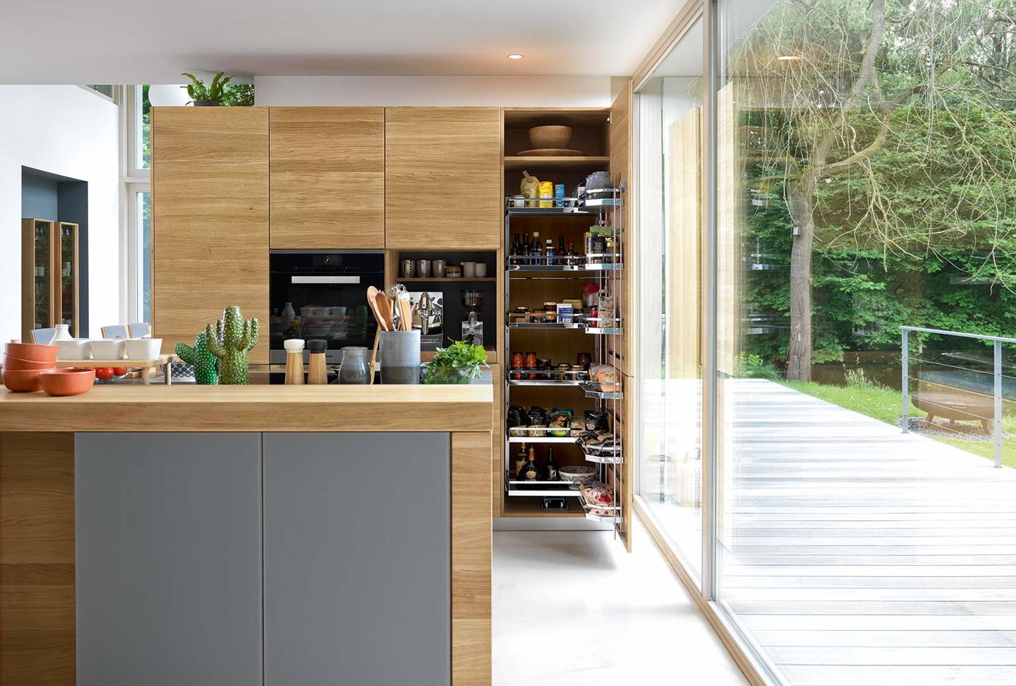 linee wood kitchen combined with coloured glass