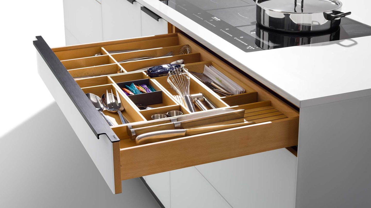 Cucina di design linee con cassetto portaposate in legno massello