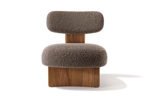 frontale Ansicht des elliot Lounge Chairs in Nussbaum