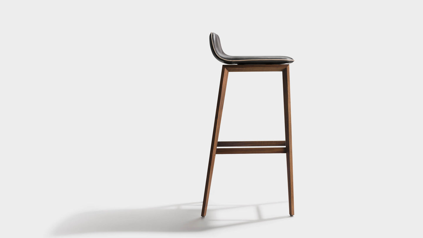 Sgabello bar ark con gambe in legno naturale di noce